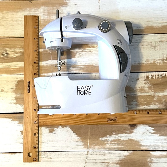 Mini Sewing Machine - Picture 4 of 8